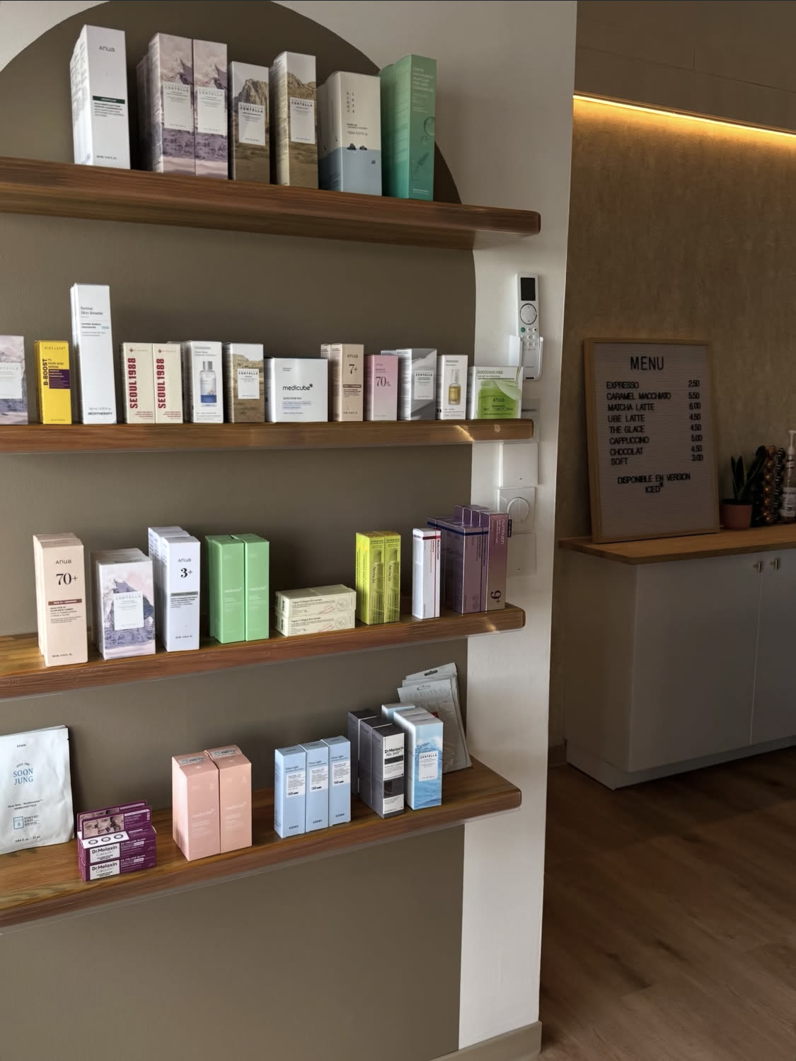 Étagères de la boutique de skincare coréenne
