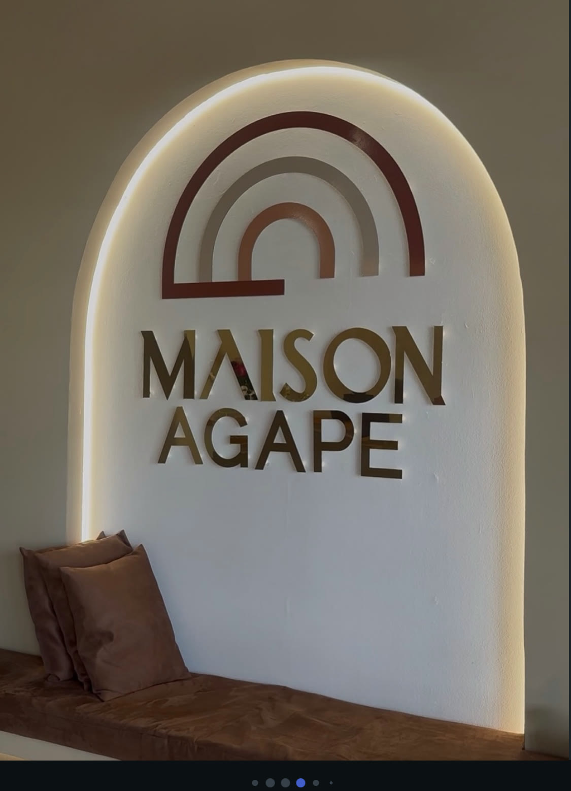 Mur en arche lumineuse au logo Maison Agape