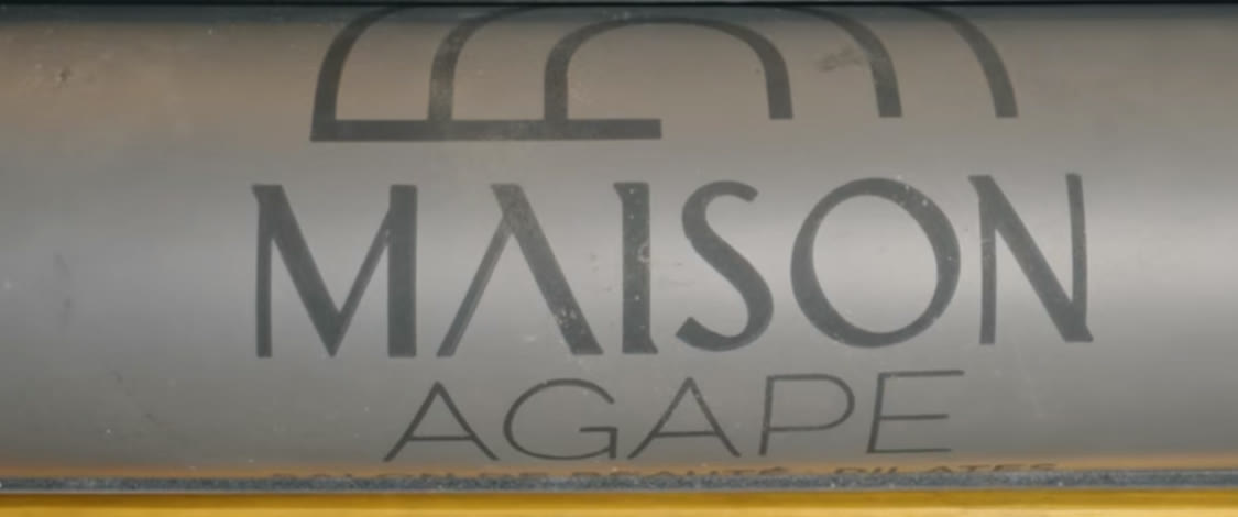 Le nom Maison Agape gravé sur métal