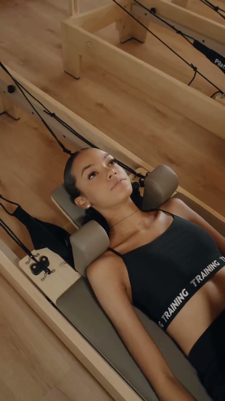 Séance d'étirement allongée sur reformer