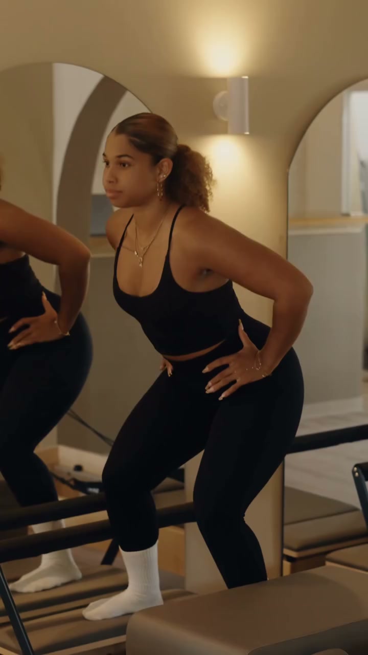Cliente en séance sur un reformer en bois clair